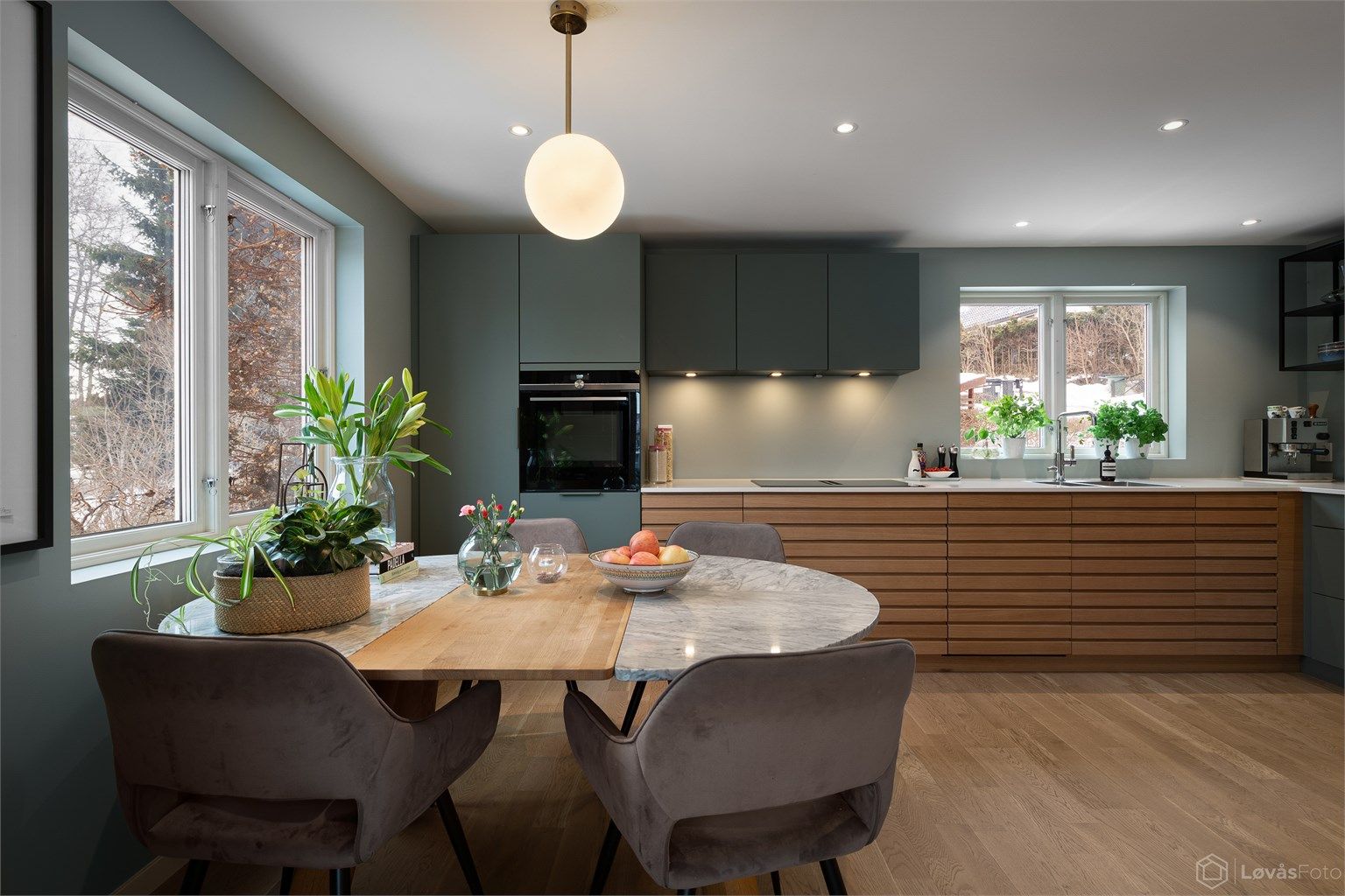 I praktisk tilknytning til stue/spisestuen finner du et stort og tidsmessig kjøkken fra Kvik fra 2023.