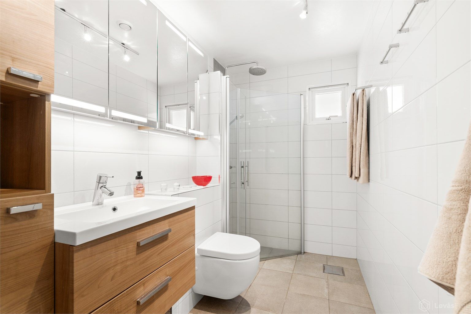 Badet ble pusset opp i 2012. Dusjhjørne med regnfallsdusj