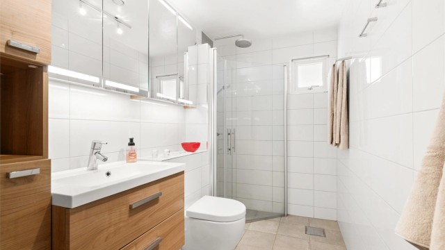 Badet ble pusset opp i 2012. Dusjhjørne med regnfallsdusj