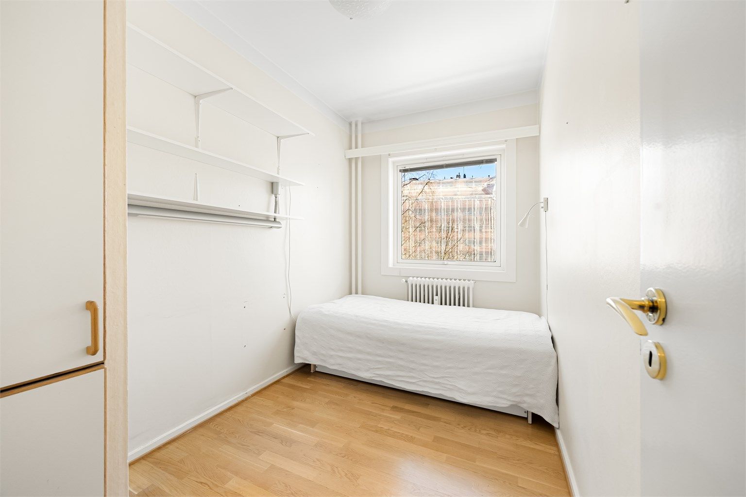 Leiligheten har 2 soverom av god størrelse. Soverom 2 oppleves møbleringsvennlig og har plass til seng, nattbord og garderobeskap. Egner seg også godt som barnerom, kontor eller gjesterom.