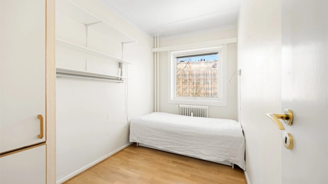 Leiligheten har 2 soverom av god størrelse. Soverom 2 oppleves møbleringsvennlig og har plass til seng, nattbord og garderobeskap. Egner seg også godt som barnerom, kontor eller gjesterom.