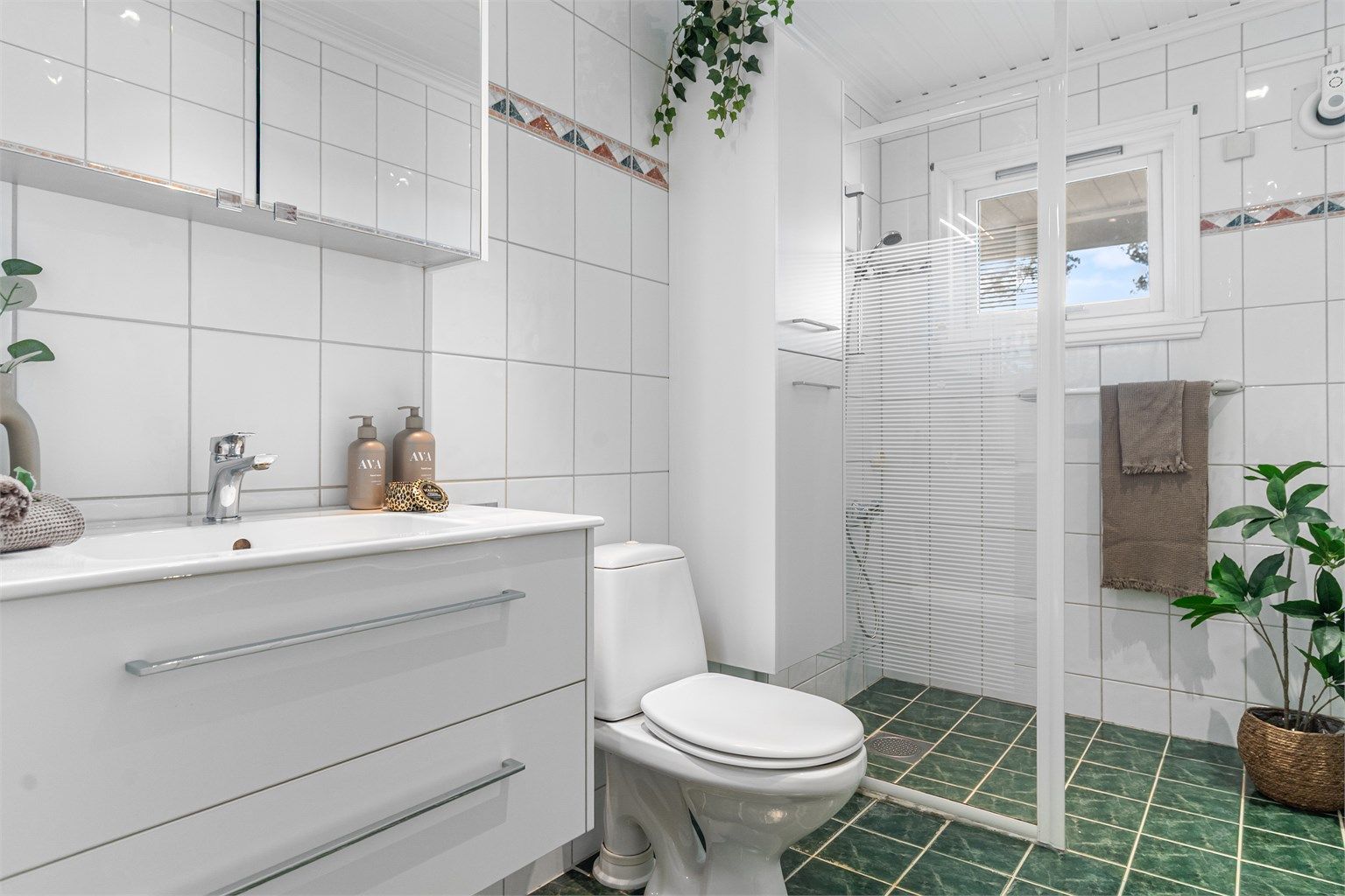 - Badet er av eldre standard men det er installert litt nyere baderomsinnredning i nyere tid -