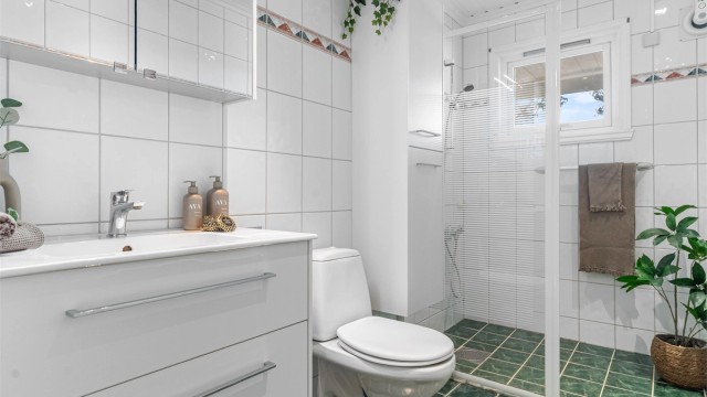 - Badet er av eldre standard men det er installert litt nyere baderomsinnredning i nyere tid -