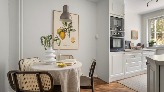 Kjøkkeninnredning fra Ikea med hvite, profilerte fronter, laminat benkeplate og nedfelt rustfri oppvaskkum med ett-greps armatur og smal utslagsvask