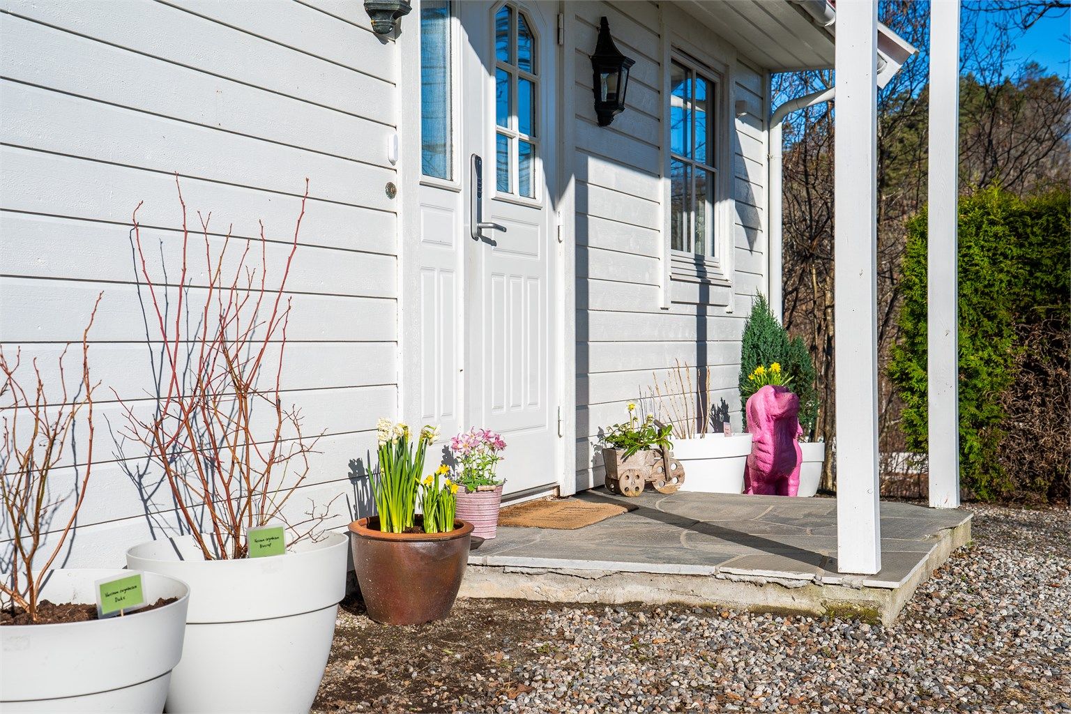 Det første som møter deg er det hyggelige, overbygde inngangspartiet. Velkommen inn!