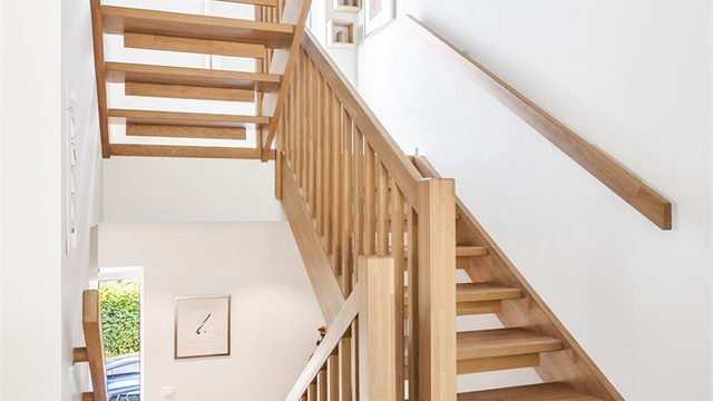 Fra kjøkken/stue leder trappen opp til annen etasje.