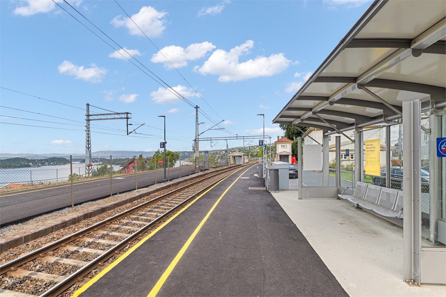 Umiddelbar nærhet til både tog og buss, som tar deg raskt og enkelt inn til bl.a. sentrum