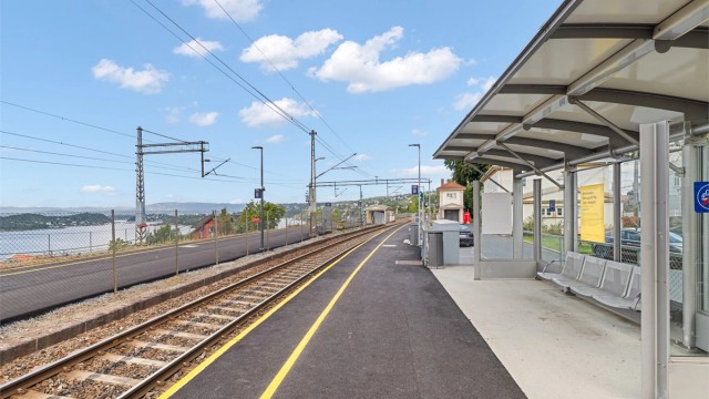 Umiddelbar nærhet til både tog og buss, som tar deg raskt og enkelt inn til bl.a. sentrum