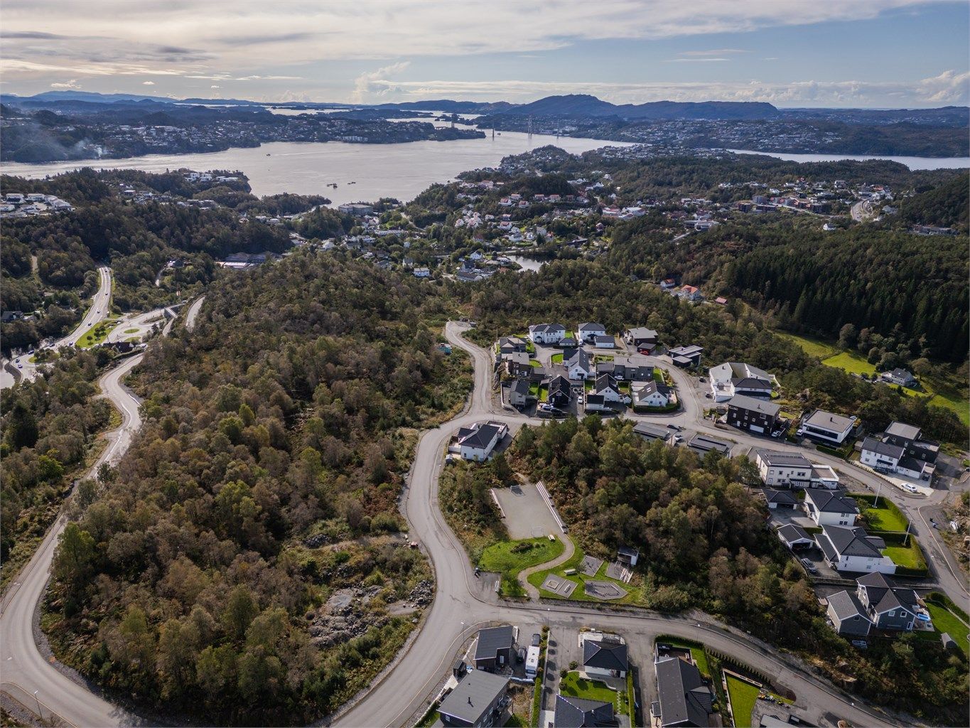 Tomten tilhører Strusshamn skolekrets, med Strusshamn skole ca. 10 minutters gange unna.