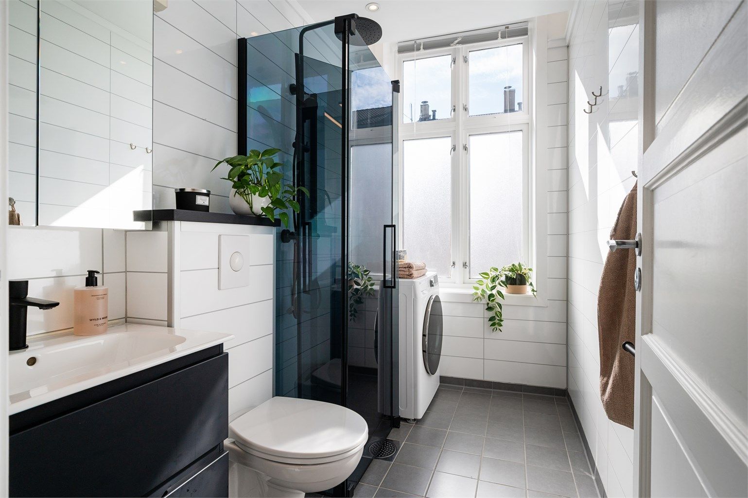 Flislagt og tidløst baderom fra 2011 med praktisk og moderne standard. Vindu på badet gir godt med naturlig lys. 