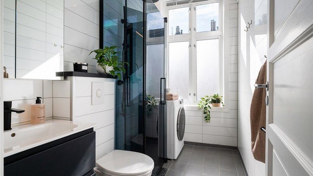 Flislagt og tidløst baderom fra 2011 med praktisk og moderne standard. Vindu på badet gir godt med naturlig lys.
