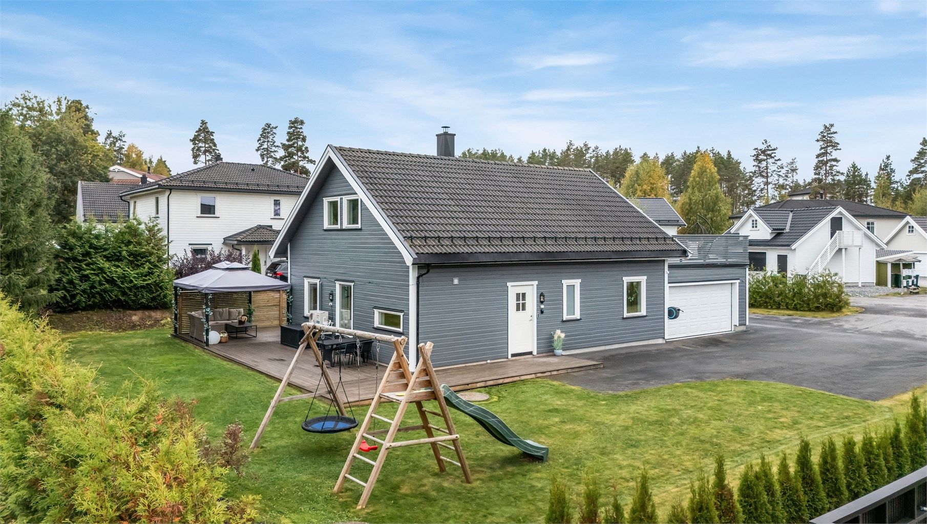 Velkommen til Spireavegen 18! Boligen ligger i et barnevennlig og veletablert boligområde på Fjellfoten i Nes kommune. 
Fotograf: Ann-Helén Nannestad