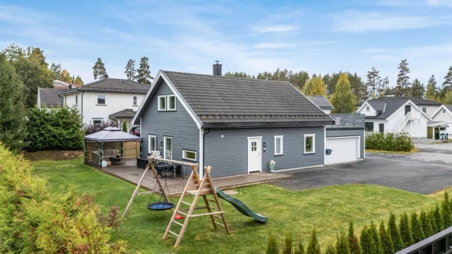 Velkommen til Spireavegen 18! Boligen ligger i et barnevennlig og veletablert boligområde på Fjellfoten i Nes kommune.
Fotograf: Ann-Helén Nannestad