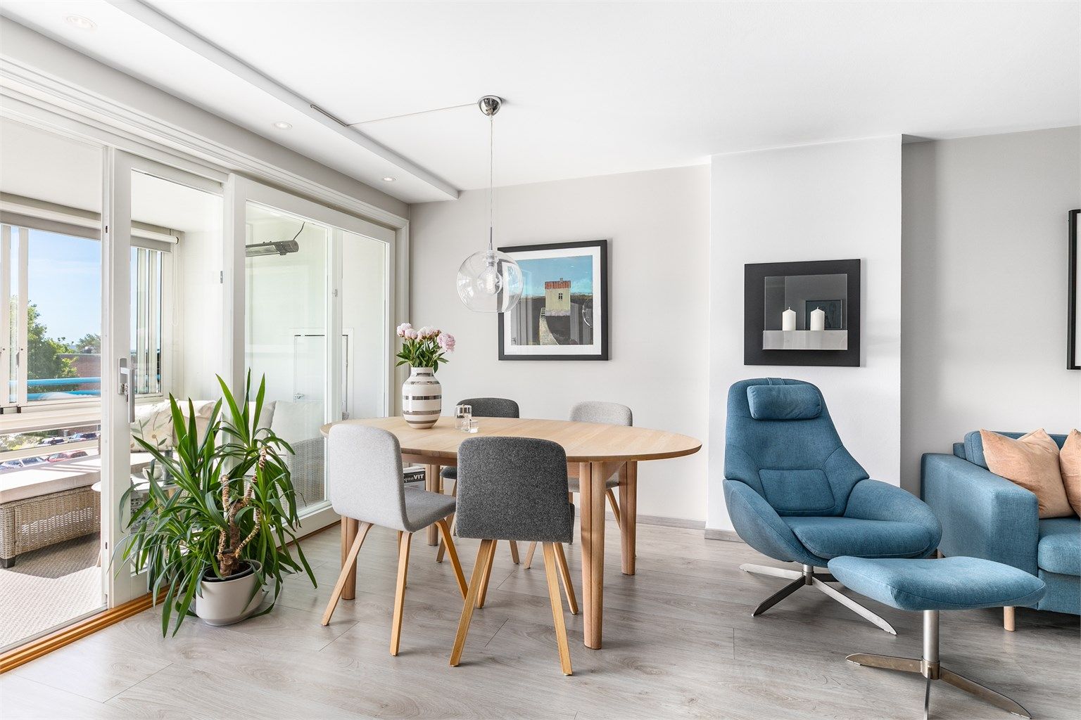 Heve-/skyvedørens store glassflater skaper gode lysforhold i stuen og har i tillegg positiv innvirkning på romfølelsen.