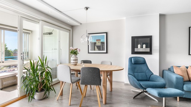 Heve-/skyvedørens store glassflater skaper gode lysforhold i stuen og har i tillegg positiv innvirkning på romfølelsen.