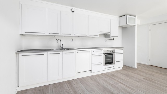 Kjøkkeninnredningen er fra Kvik og montert innerst i stuen.