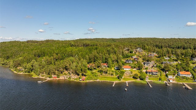 Langs vannkanten rett nedenfor hytta finnes et herlig fellesareal med blant annet flott sandstrand og brygge. Begge inngår i et realsameie der denne fritidseiendommen er part som én av totalt fire.