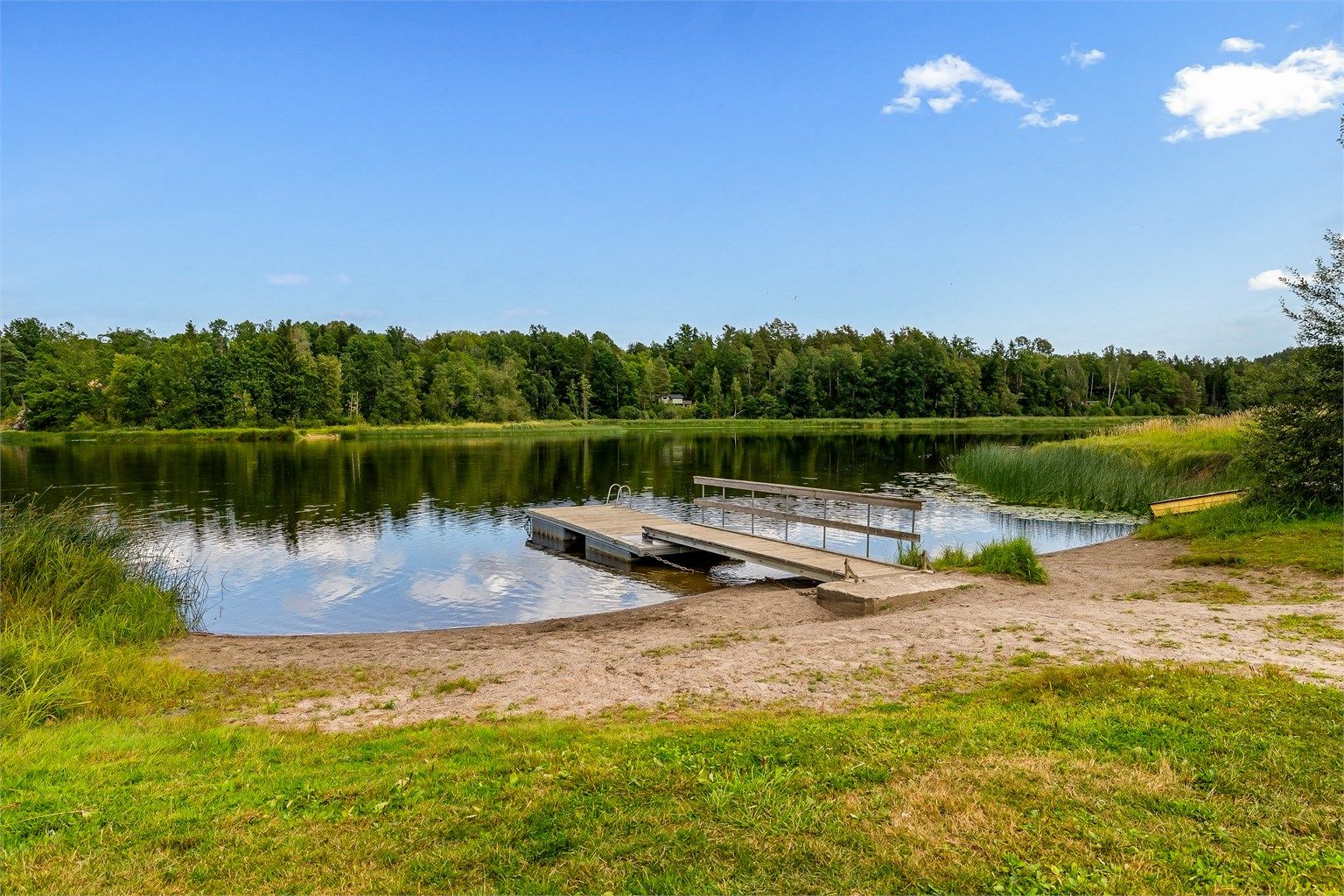 Fra hytta er det heller ikke lang vei ned til gode bade- og fiskemuligheter i det populære Askjemvannet. Nede ved vannet er det en felles badeplass med brygge og barnevennlig sandstrand, lett tilgjengelig fra hytta.