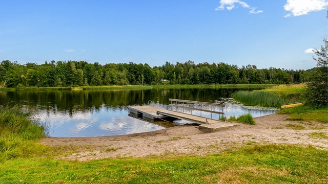 Fra hytta er det heller ikke lang vei ned til gode bade- og fiskemuligheter i det populære Askjemvannet. Nede ved vannet er det en felles badeplass med brygge og barnevennlig sandstrand, lett tilgjengelig fra hytta.