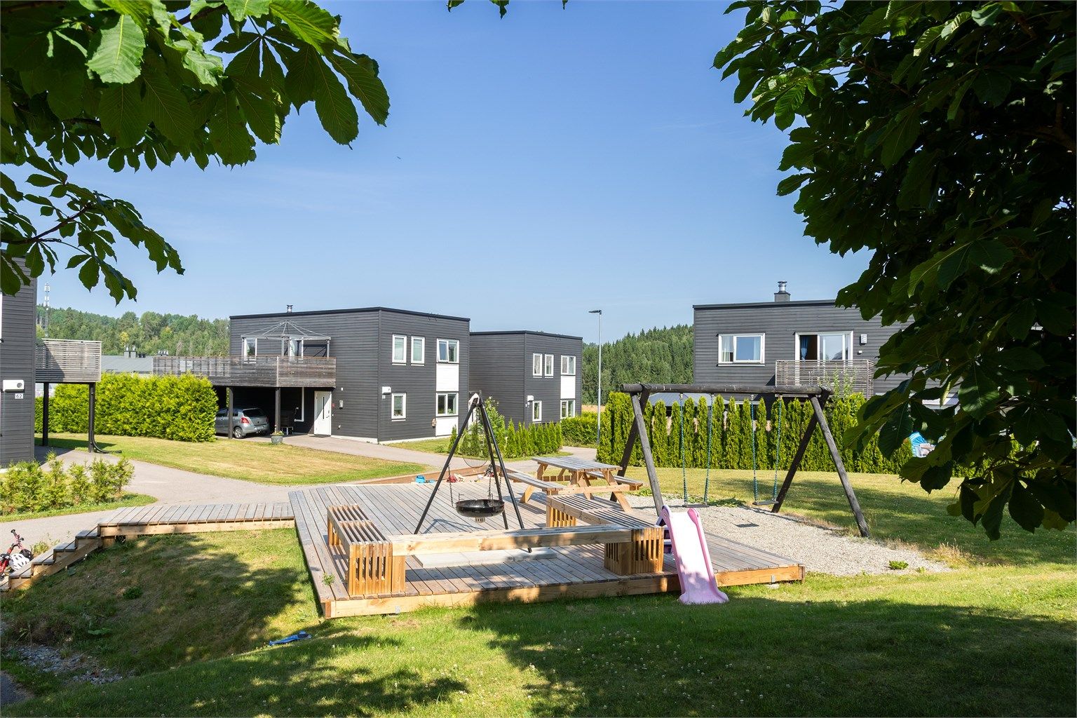 Eiendommen ligger i et rolig og etablert boligområde, med lite gjennomgangstrafikk.