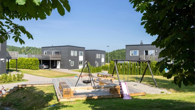Eiendommen ligger i et rolig og etablert boligområde, med lite gjennomgangstrafikk.