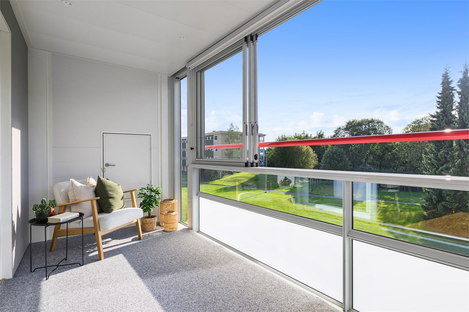 Balkongen er vestvendt og har ettermiddag- og kveldssol. 