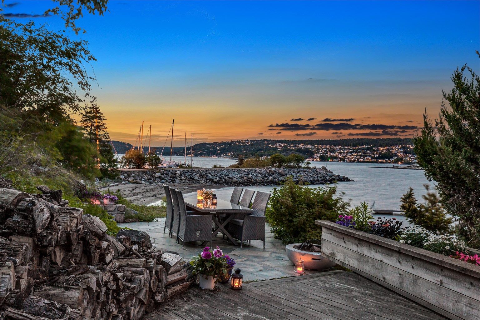 Fra hytta og flere uteplasser er det fin utsikt til sandstranda og moloen.