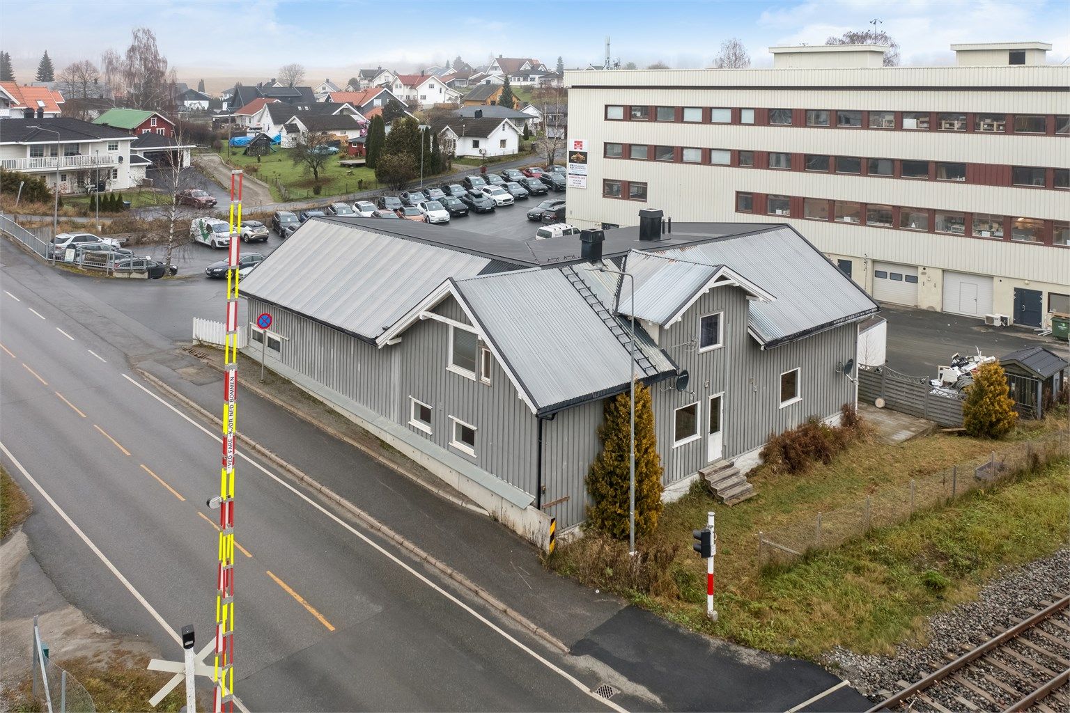 Det er to leiligheter i 1. etasje og to leiligheter i 2. etasje, samt lagerrom i begge etasjene. 