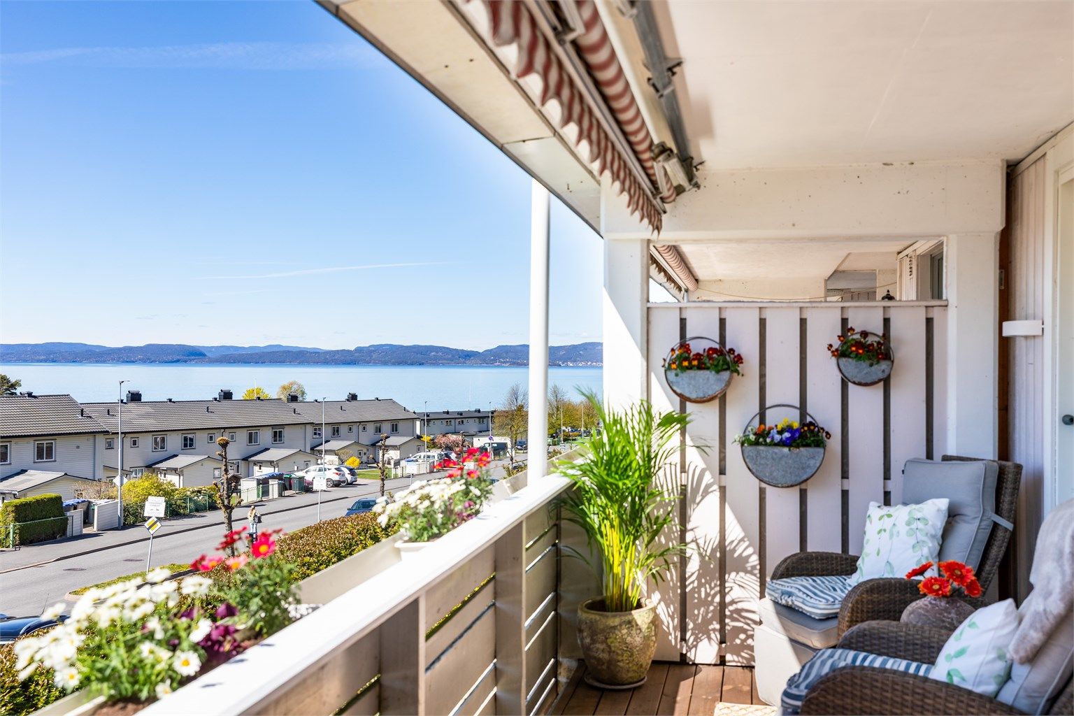 Sommerstid er solen på verandaen frem til sene kvelden.