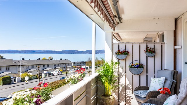 Sommerstid er solen på verandaen frem til sene kvelden.