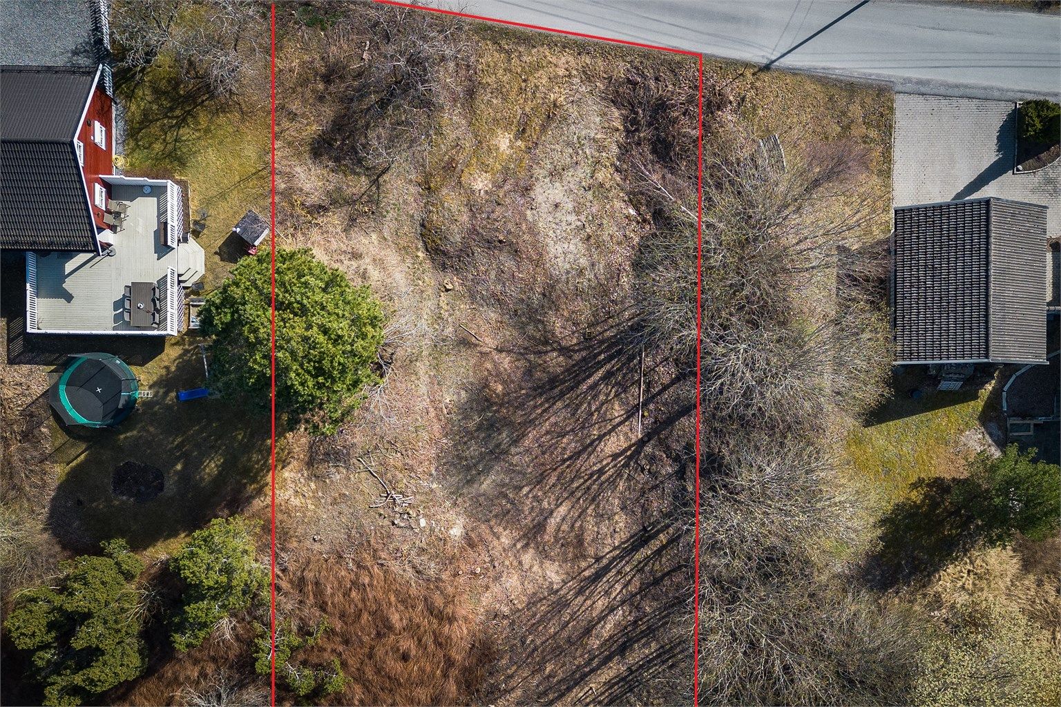 Tomten er på 810 kvm. De angitte grensene på tegningene er kun veiledende og ikke nøyaktige mål. 