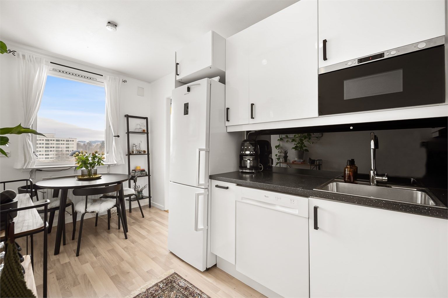 Hvitevarer på kjøkkenet medfølger. Dette inkluderer kjøl/frys, mikro, stekeovn, platetopp og oppvaskmaskin.