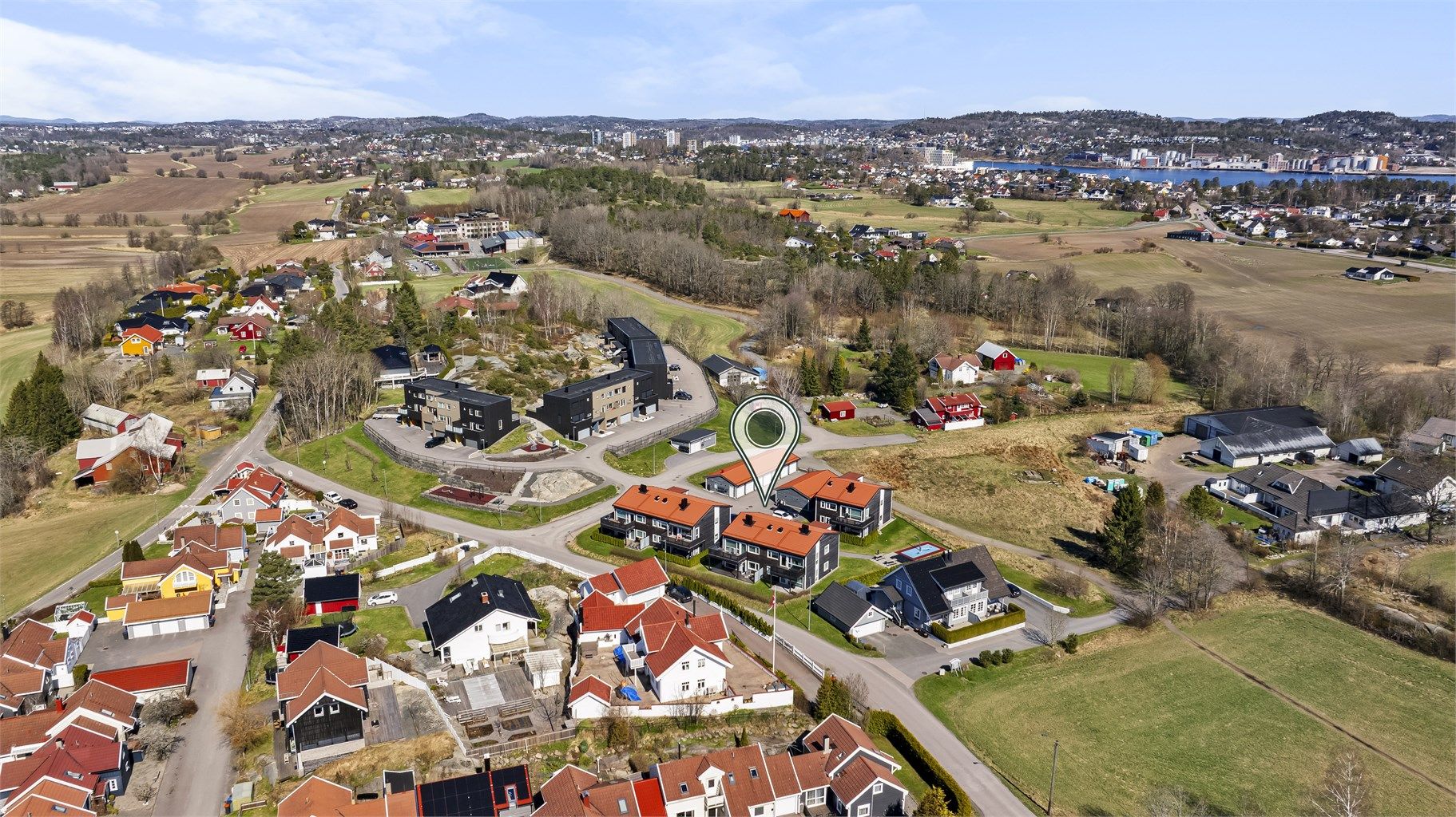 Sandefjord sentrum med Hvaltorvet kjøpesenter er kun en ni minutters kjøretur unna.