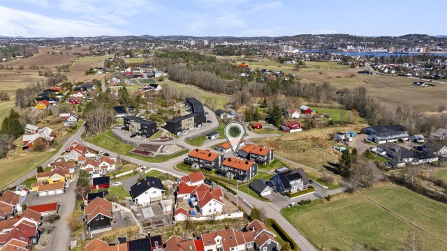 Sandefjord sentrum med Hvaltorvet kjøpesenter er kun en ni minutters kjøretur unna.