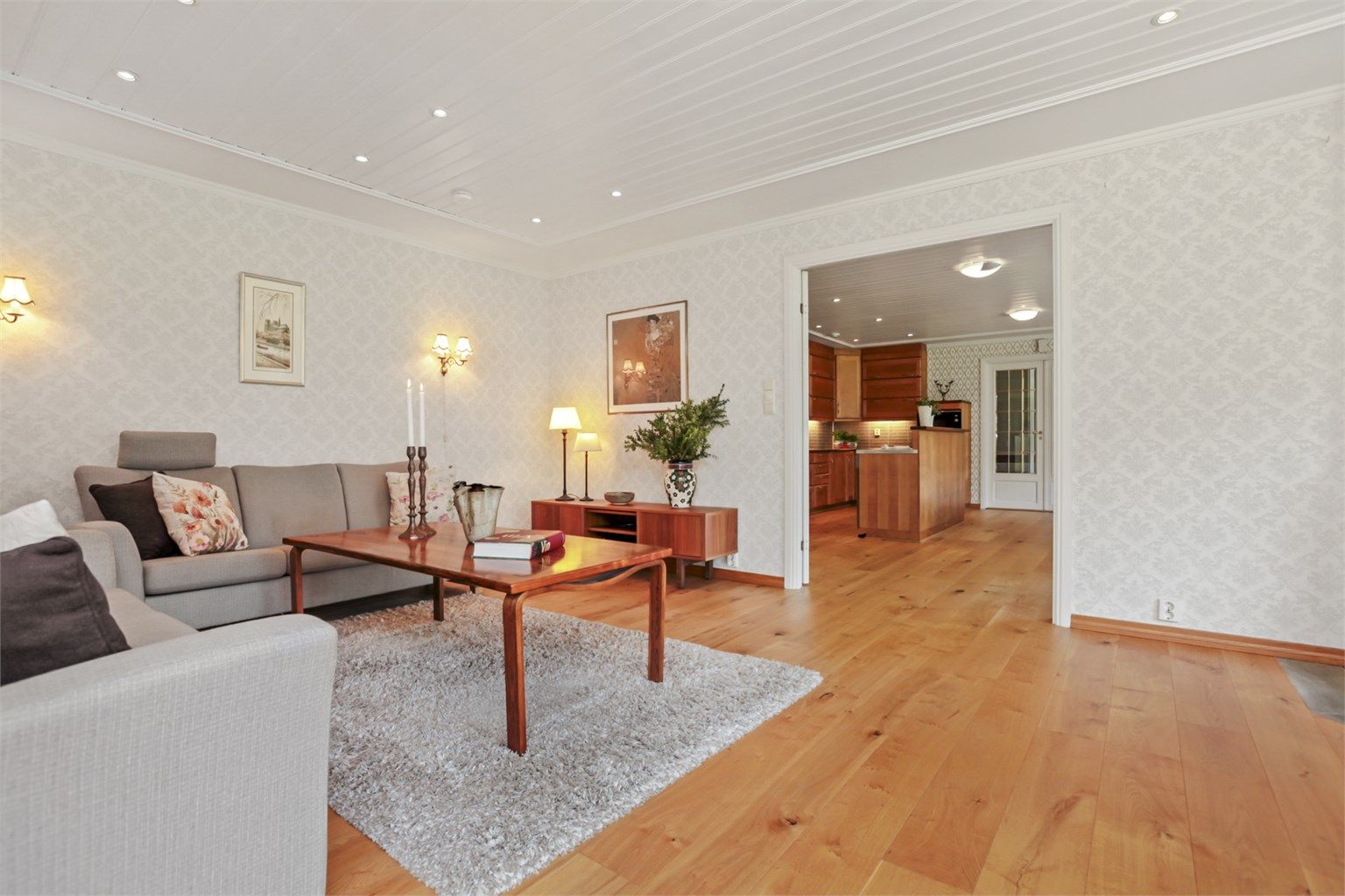 Det er installert downlights gjennomgående.