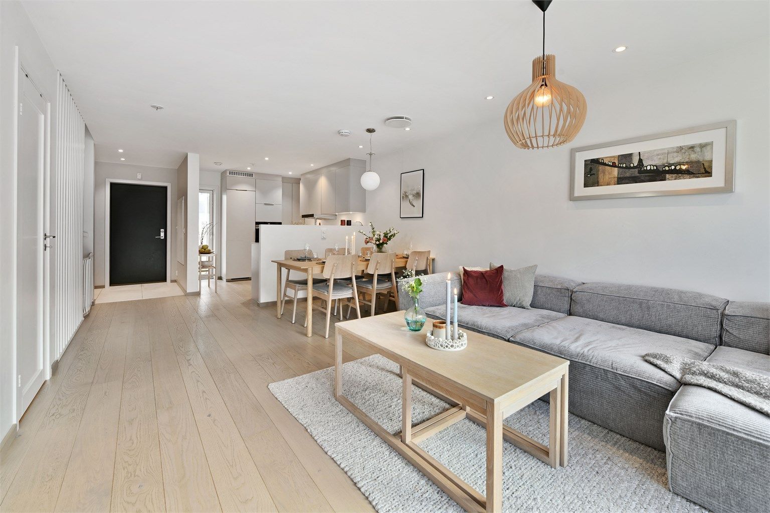 Stue - god plass til spisebord og sofaløsning - delvis åpen kjøkkenløsning mot stue