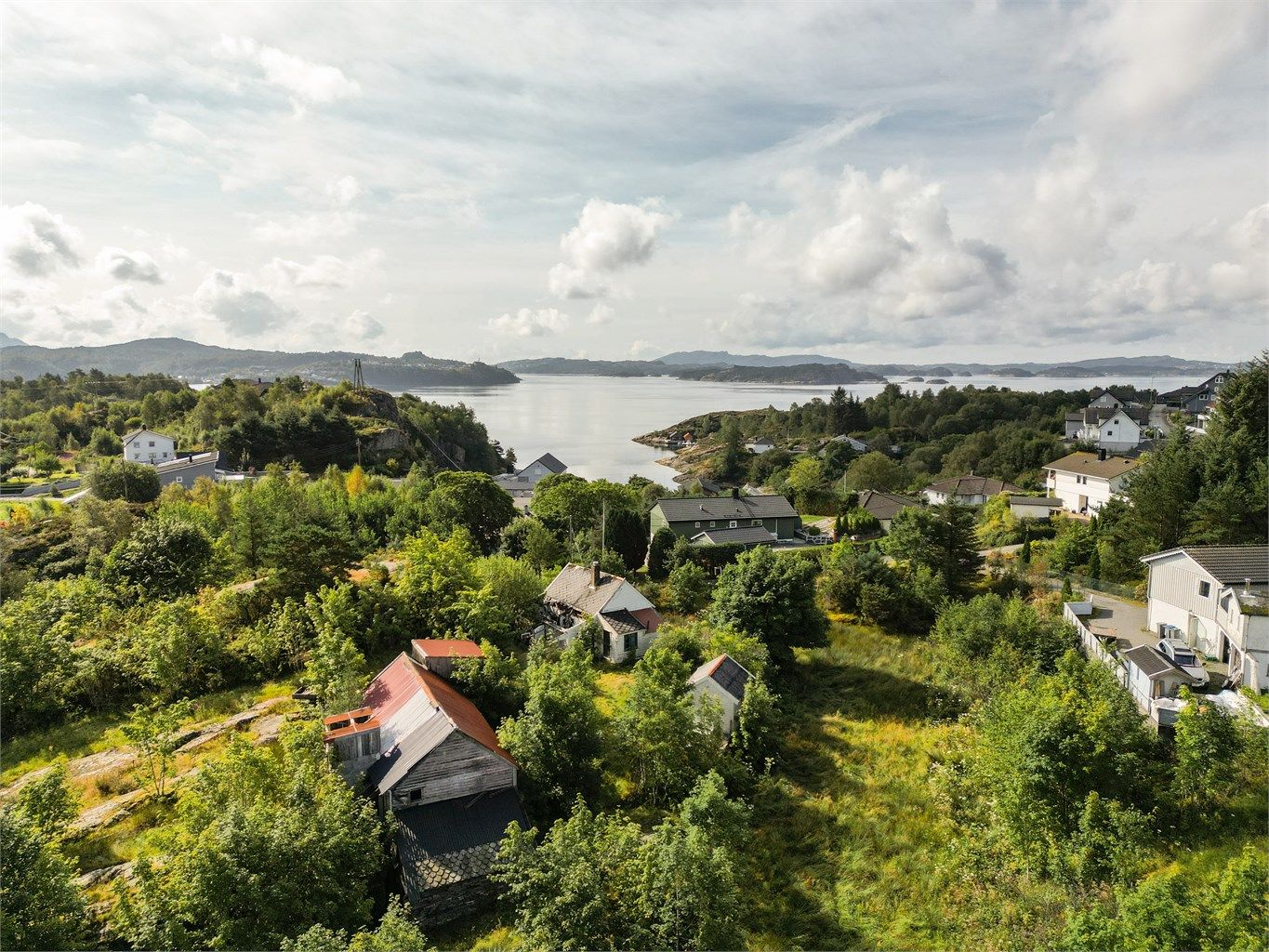 Eiendommen består av enebolig, løe/fjøs og uthus.
