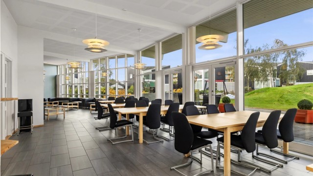 Selskapslokalet har store vindusflater og god plass til private sammenkomster og feiringer.