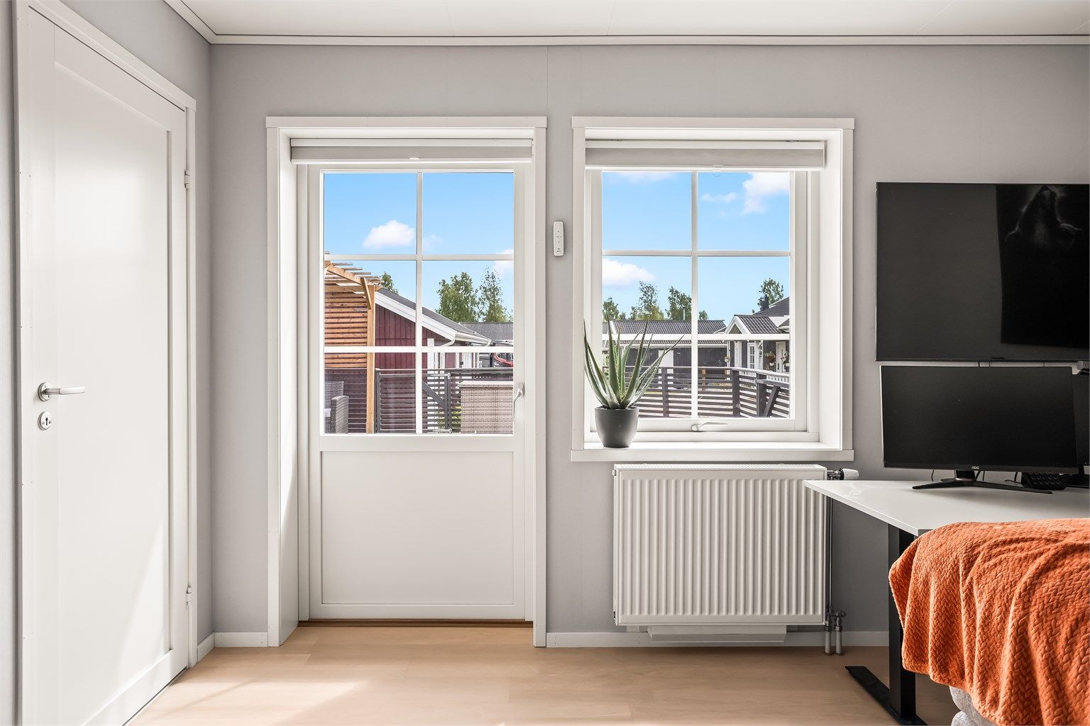Fra hovedsoverommet har du egen utgang til terrassen. I tilknytning til soverommet finner du også en praktisk bod som gir ekstra oppbevaringsplass.