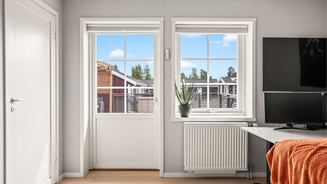 Fra hovedsoverommet har du egen utgang til terrassen. I tilknytning til soverommet finner du også en praktisk bod som gir ekstra oppbevaringsplass.