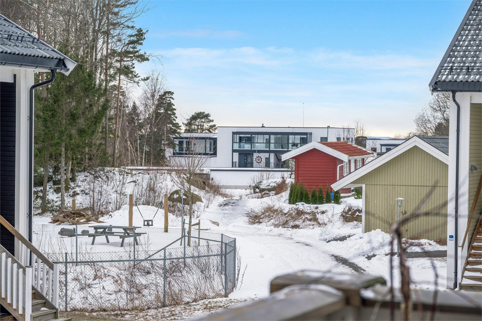 Fellesarealene i sameiet er pent opparbeidet og fremstår som innbydende og velholdte. 