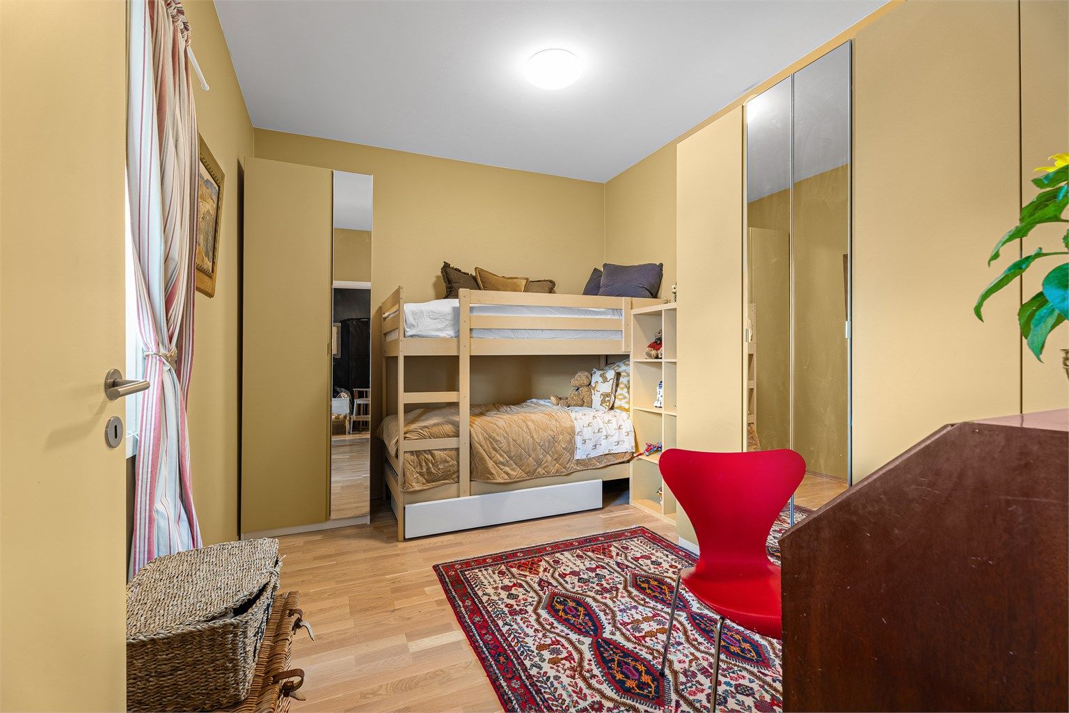 Soverom er malt i fargen Sudbury Yellow fra FarrowAndBall. Rommet er av svært god størrelse med plass til stor seng og garderobeskap