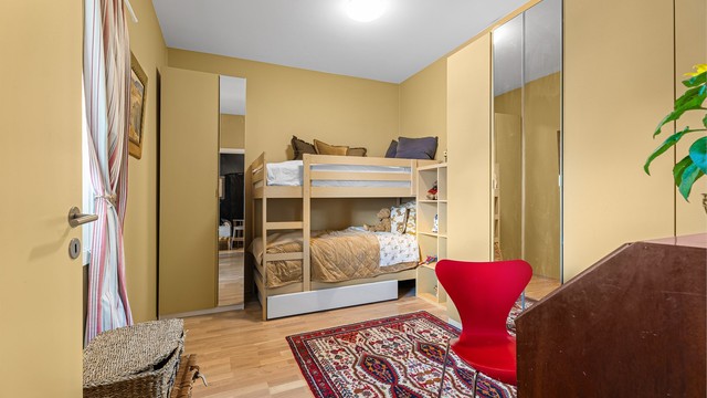 Soverom er malt i fargen Sudbury Yellow fra FarrowAndBall. Rommet er av svært god størrelse med plass til stor seng og garderobeskap