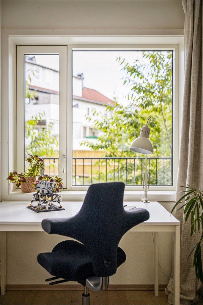 Praktisk og hyggelig skriveplass ved vinduet – perfekt for hjemmekontor eller studier.