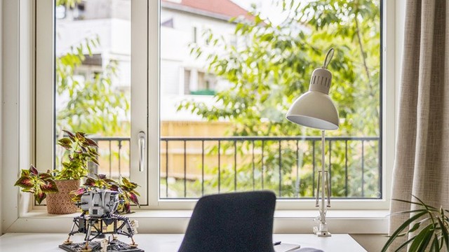 Praktisk og hyggelig skriveplass ved vinduet – perfekt for hjemmekontor eller studier.