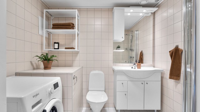 Lyst og pent bad fra byggeår (2002) med opplegg for vaskemaskin og tørketrommel.