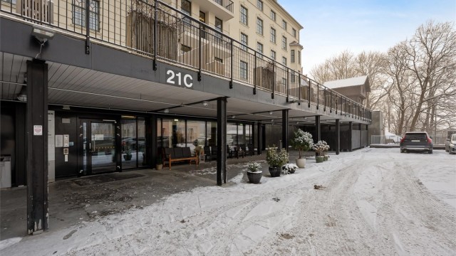 Boligen ligger i et unikt og spennende bygg med mye historie og med seniorsenter i samme bygg