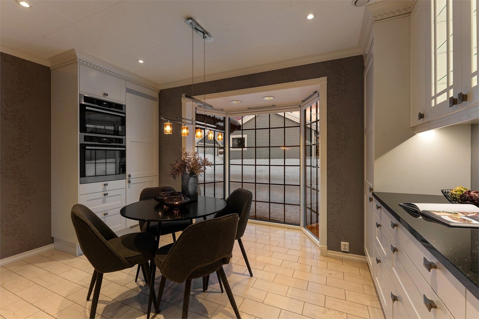 God benkeskapsbelysning gir et godt arbeidslys på kjøkkenet.