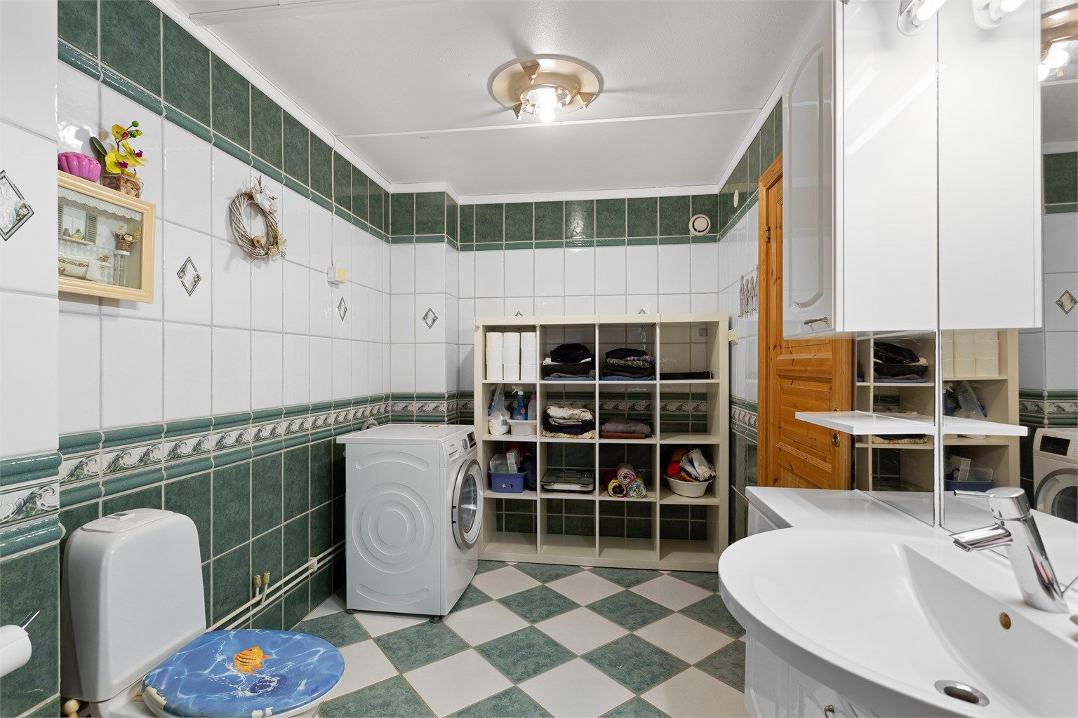 Badet har gulvvarme og opplegg for vaskemaskin