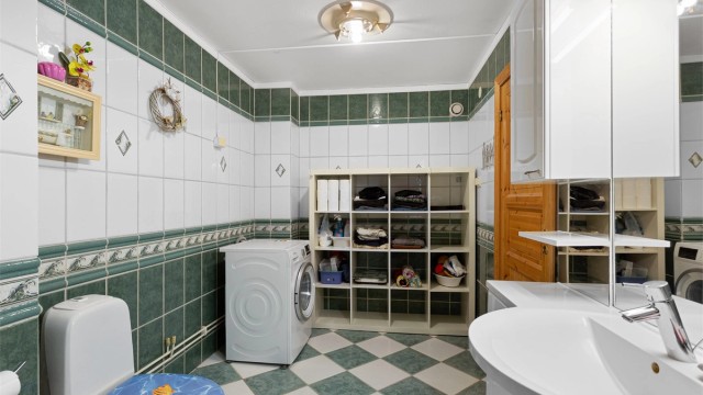 Badet har gulvvarme og opplegg for vaskemaskin